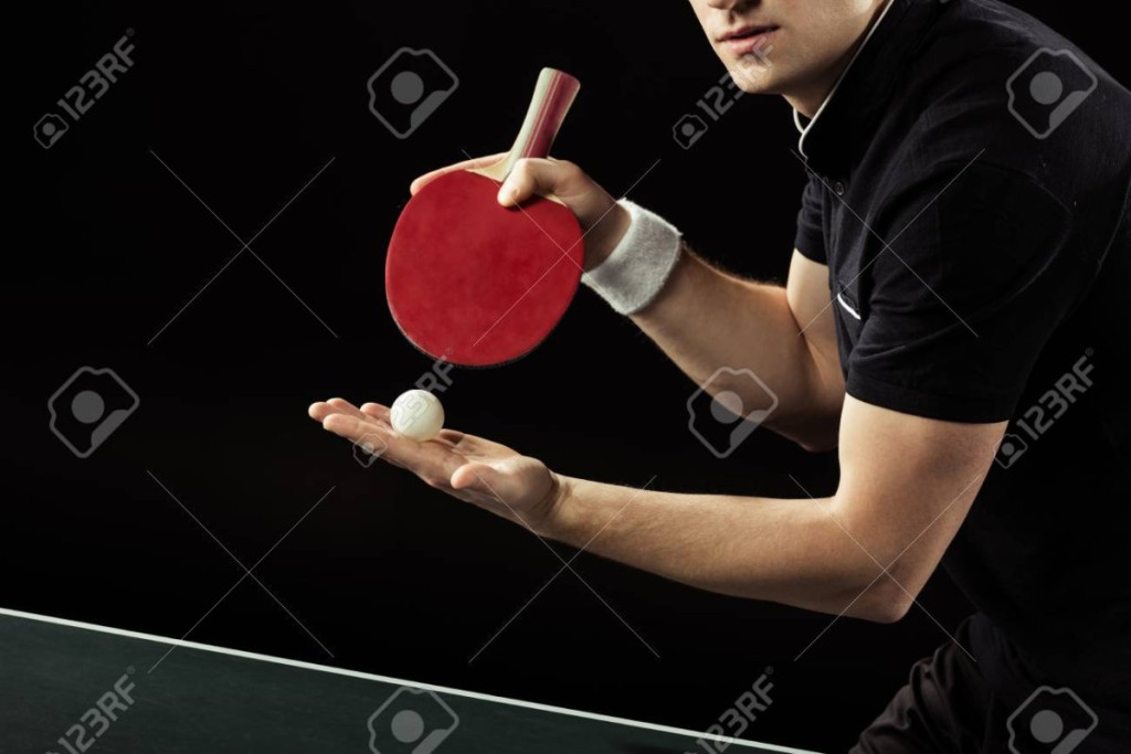 Настольный теннисные ракетки в руках